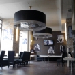 Café Aston v Ostravě - válcové lustry o průměru 230cm